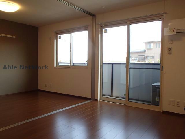 居室・リビング　※同物件別部屋