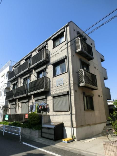 建物外観　リバーサイドに位置するマンションです。