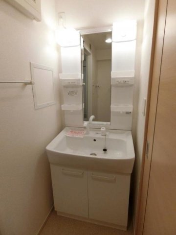 洗面設備　ゆったりとスペースのある洗面所
