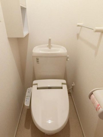 トイレ　落ち着いた色調のトイレです