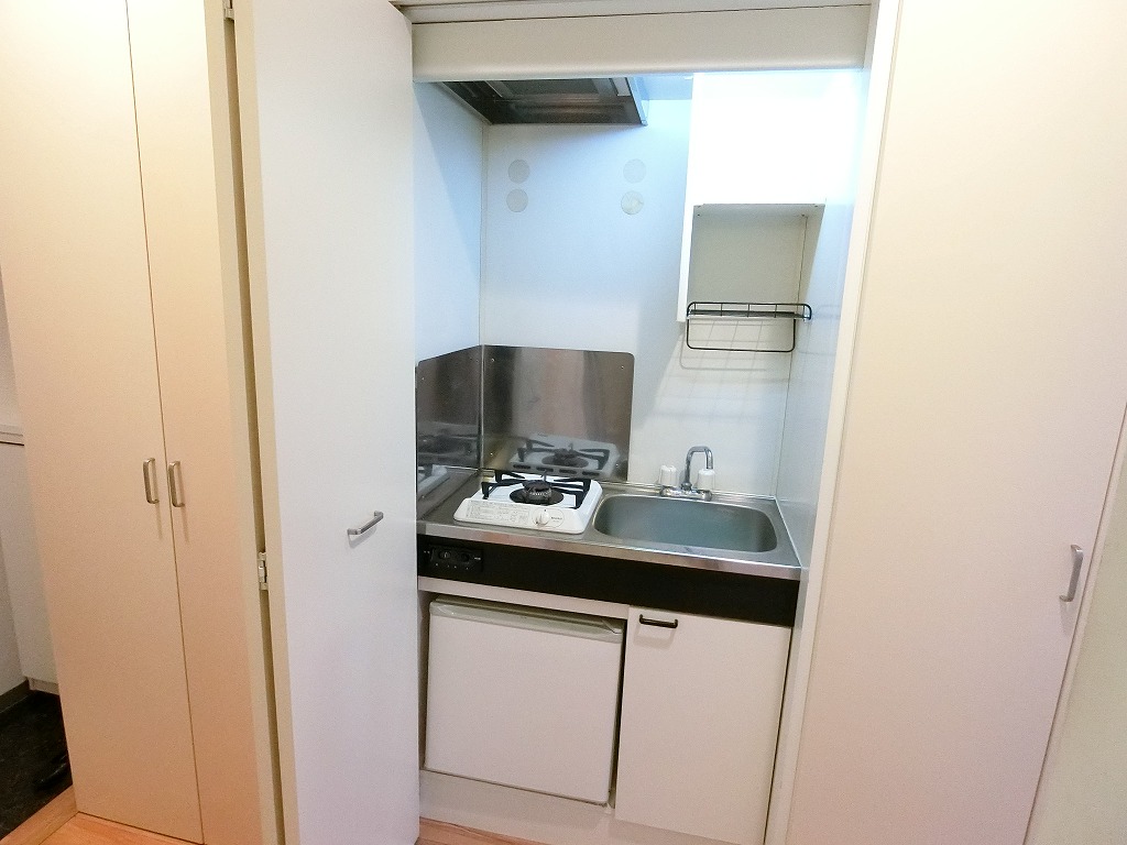 キッチン　１口ガスキッチン　生活感を隠せる収納建具あり
