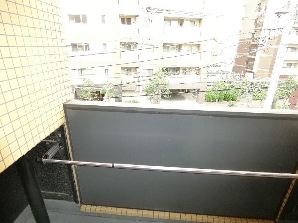 バルコニー　通り沿いです。