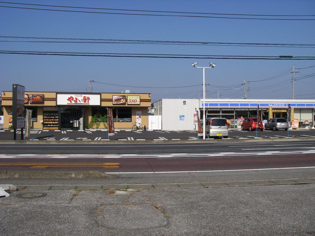 コンビニ　ローソン　と　やよい軒（コンビニ）まで460m