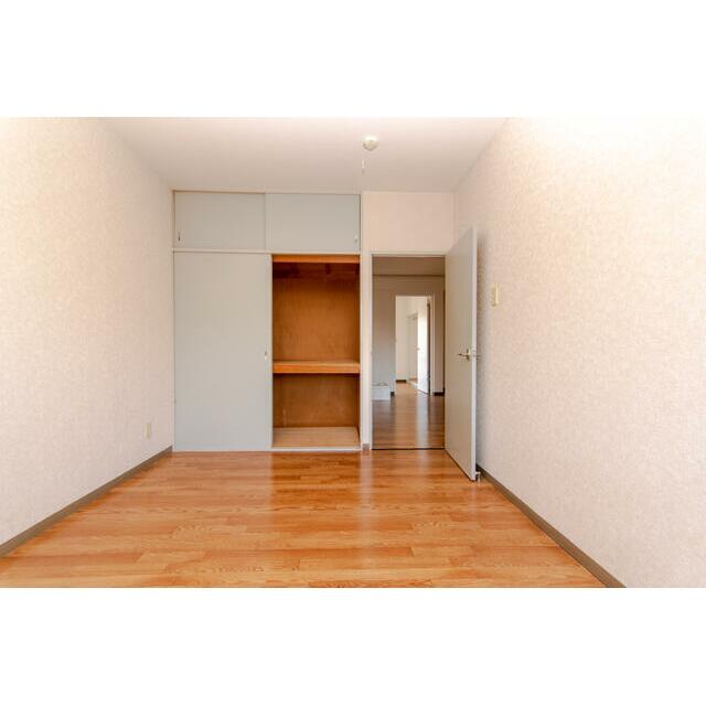 収納　ベランダ側洋室