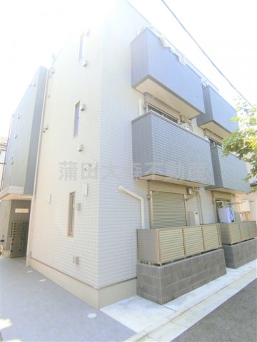 建物外観　2019年8月築　軽量鉄骨造地上3階建て総戸数12戸インター