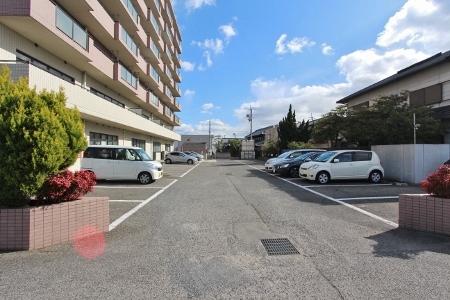 【高松市伏石町のマンションの駐車場】