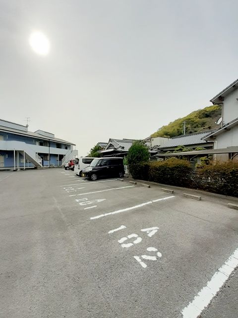 【松山市吉藤のアパートの駐車場】