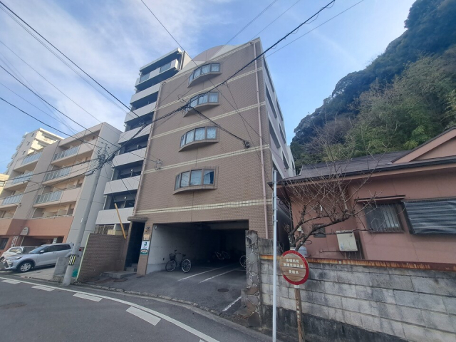 松山市平和通のマンションの建物外観