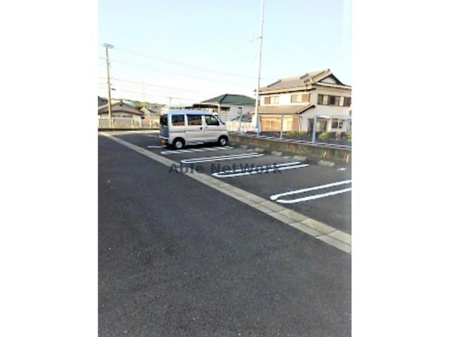 【島原市緑町のアパートの駐車場】