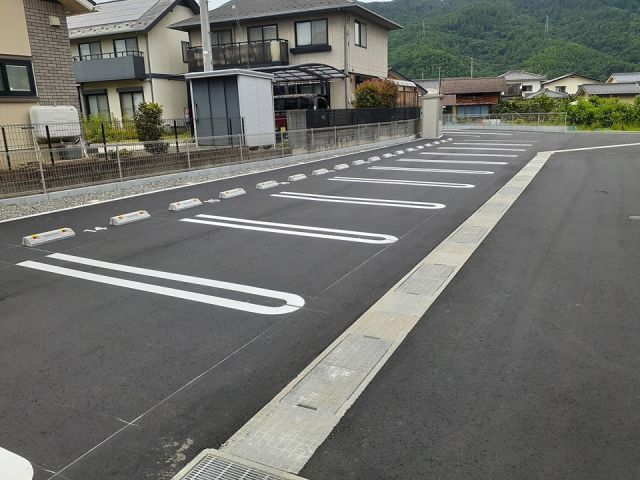 【上田市小泉のアパートの駐車場】