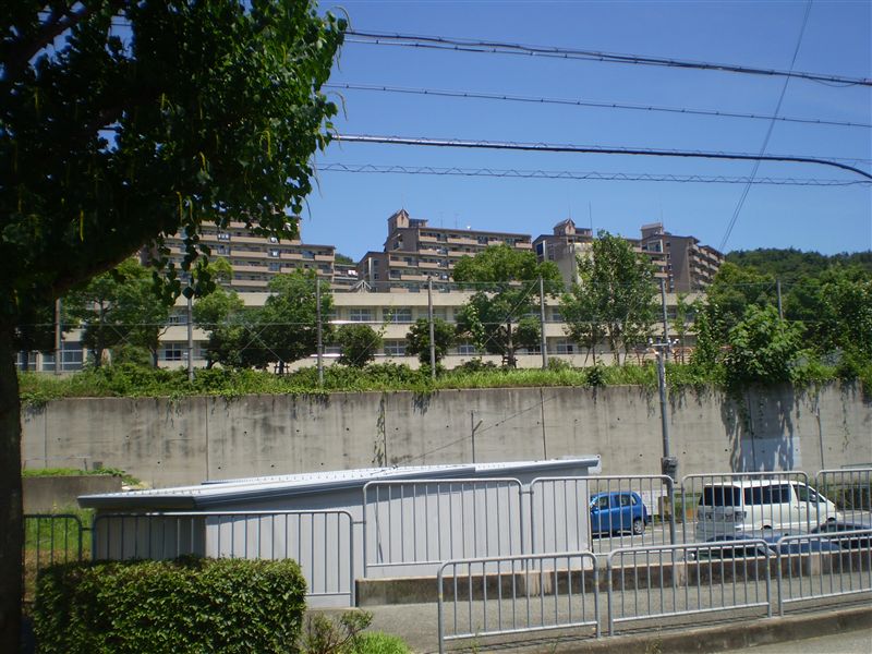 【箕面市如意谷のマンションの小学校】