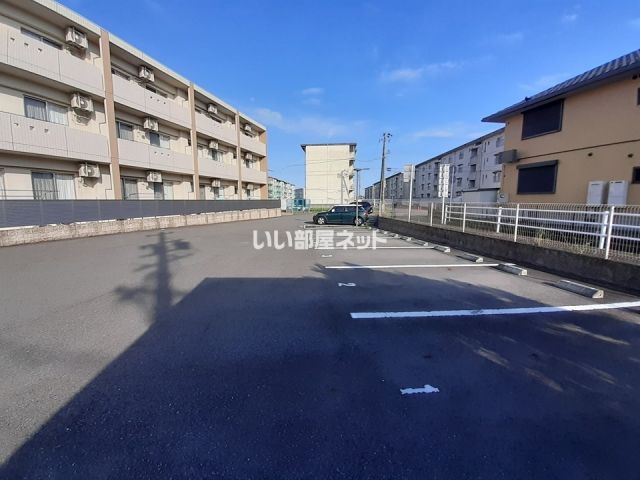 【鈴鹿市桜島町のアパートの駐車場】