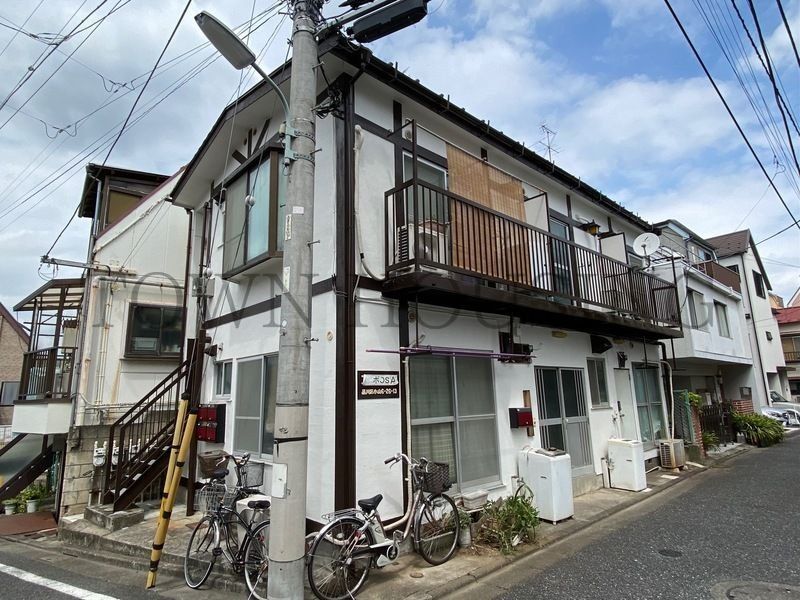 【品川区小山のアパートの建物外観】