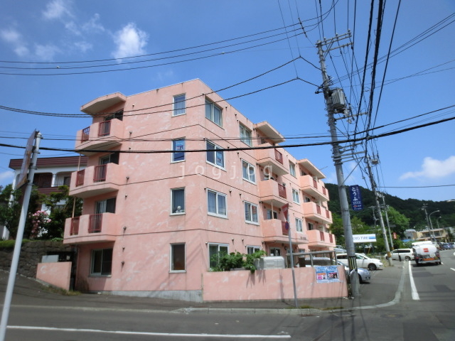 札幌市南区川沿二条のマンションの建物外観