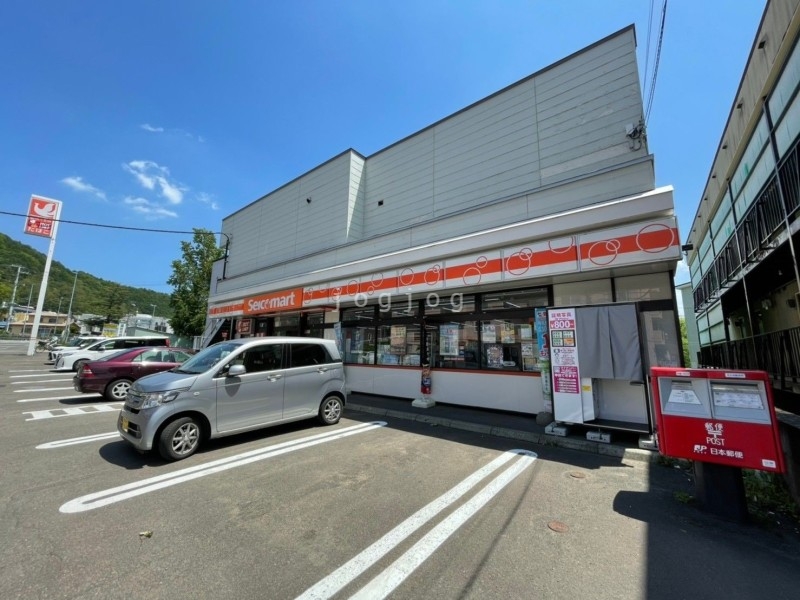 【札幌市南区川沿二条のマンションのコンビニ】