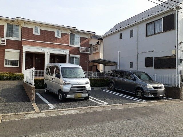 【さいたま市見沼区春岡のアパートの駐車場】