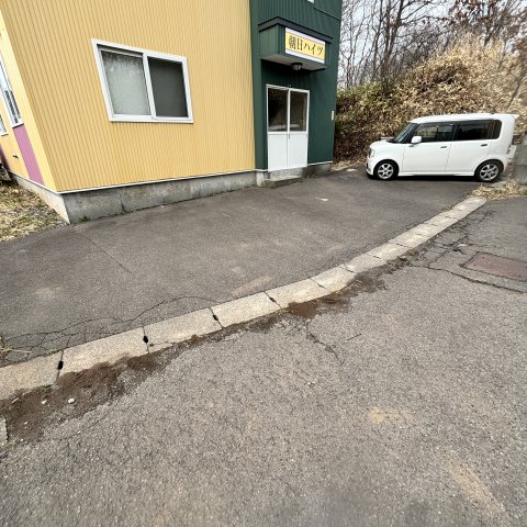 【朝日ハイツの駐車場】