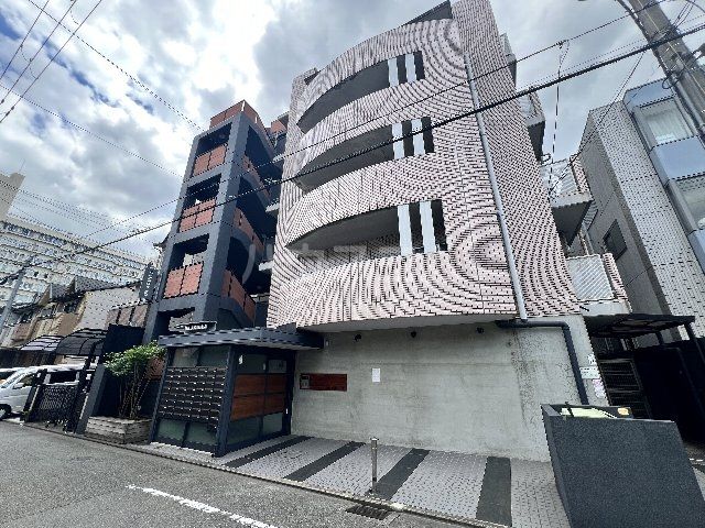 【京都市右京区西院西三蔵町のマンションの建物外観】