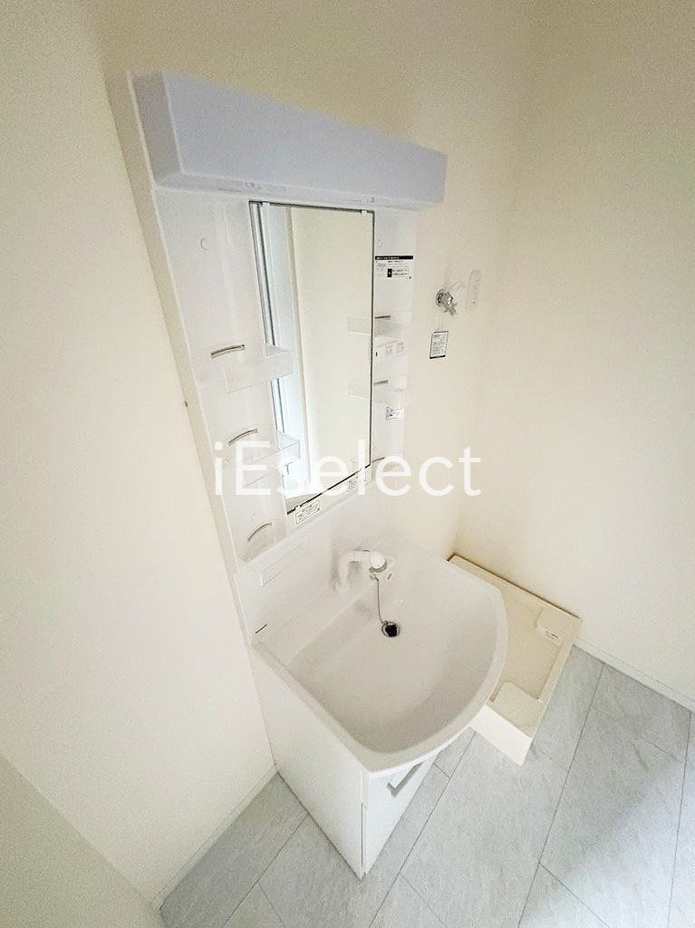 洗面設備　使いやすい照明付きの独立洗面台です★