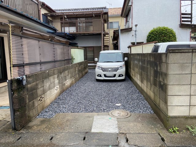 駐車場　道路からの入口です