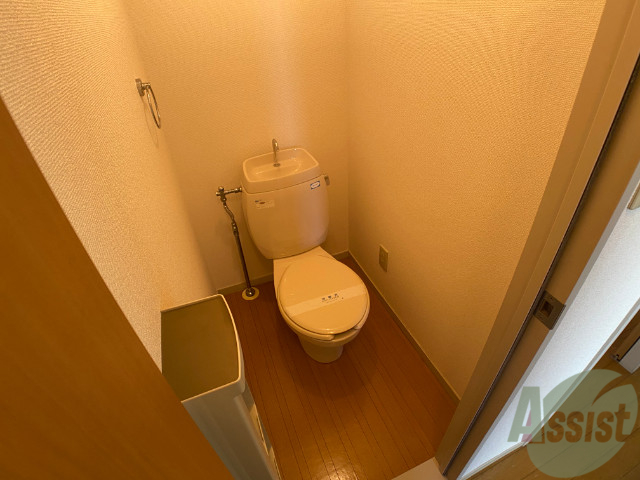 トイレ　シンプルなトイレです。問題なくお使いいただけます。