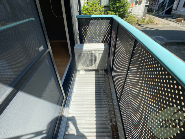 バルコニー　幅があり広めの印象でした。のびのびと作業が出来そうです。