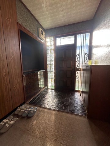 玄関　おしゃれで明るい玄関　収納もたっぷり