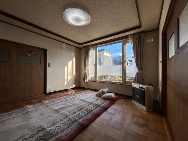 居室・リビング　日当たり◎床暖房・石油ヒーターであったかい