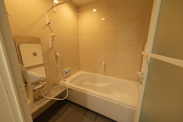 バス・シャワールーム　ゆったりと入れる広めの浴槽