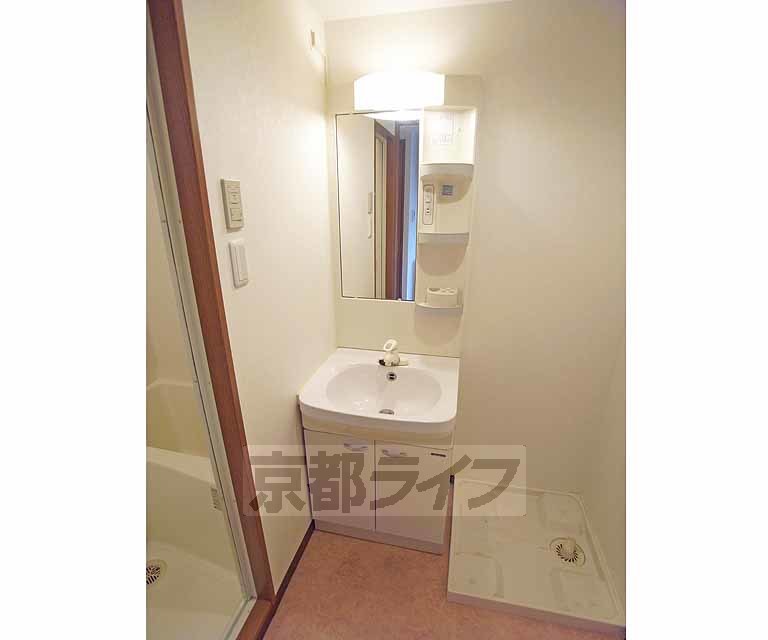 洗面設備　便利な洗面台です。