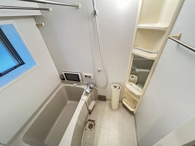 バス・シャワールーム　コンパクトで使いやすいお風呂です