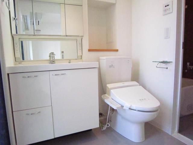 トイレ　温水洗浄機能付き便座