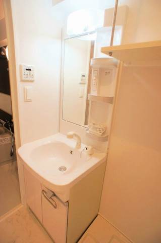 洗面設備　同型タイプ。仕様・色は現状を優先します。