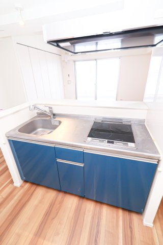 キッチン　別号室のものになります。現状優先。 キッチンパネルの色が異な