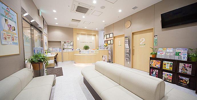 病院　えのもとファミリークリニック（病院）まで157m