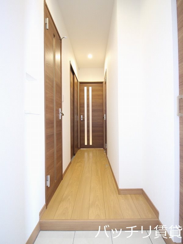 玄関　画像は同型イメージの為、現況を優先いたします。