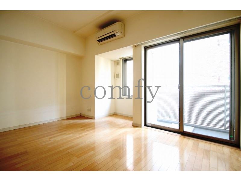 居室・リビング　高級感のあるフローリングの室内