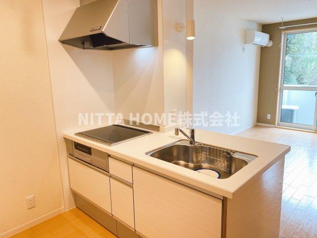 キッチン　３口ＩＨ完備のカウンターキッチン◆