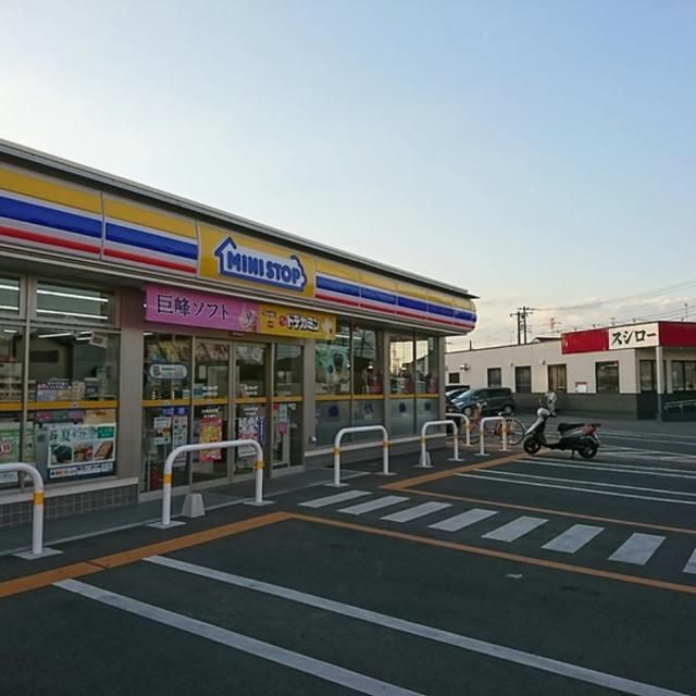 コンビニ　ミニストップ白井冨士店（コンビニ）まで702m