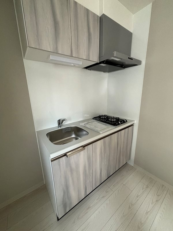 キッチン　※同タイプの別部屋の写真です。奇数偶数階で色味が異なりますの