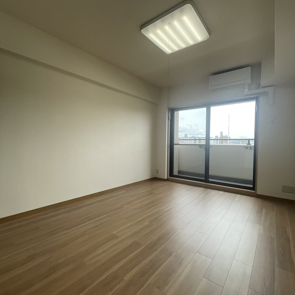 居室・リビング　８帖の広めのお部屋は日差しが差し込んで気持ちよい