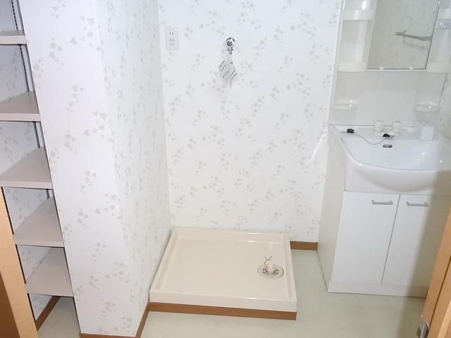 洗面設備　★広い洗面所・収納棚付き★