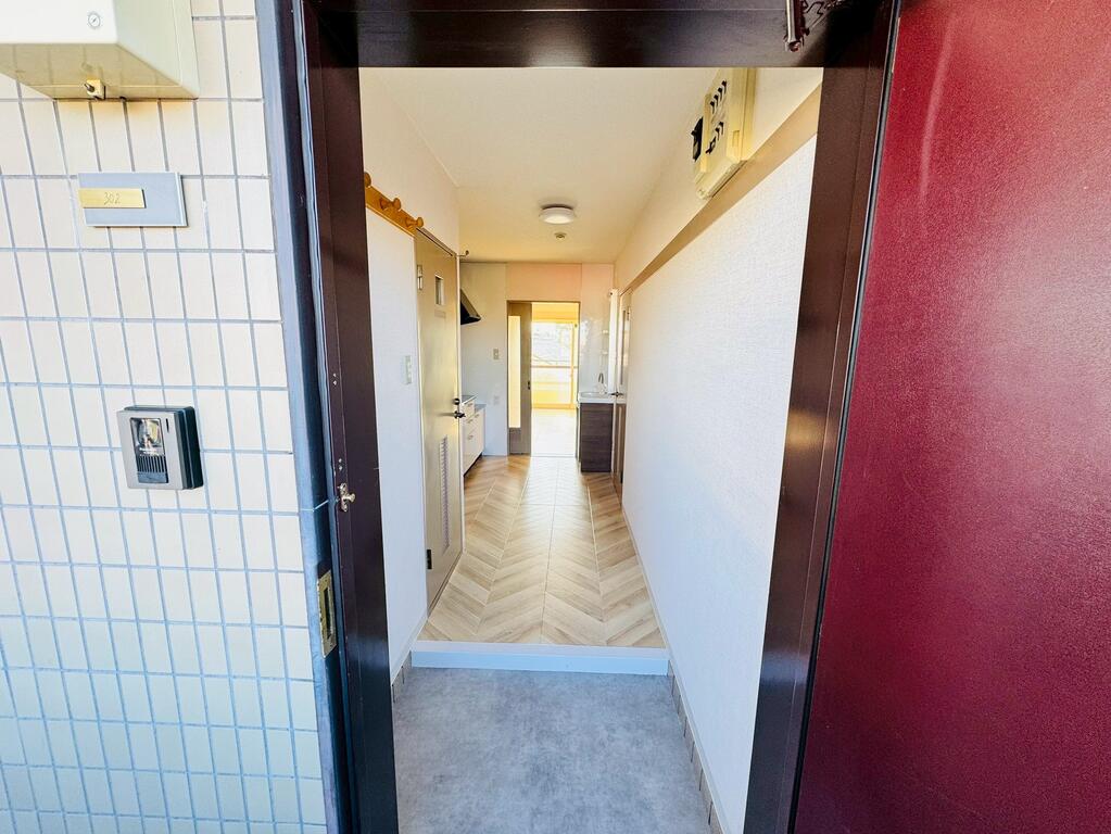 玄関　同物件の別部屋写真です。