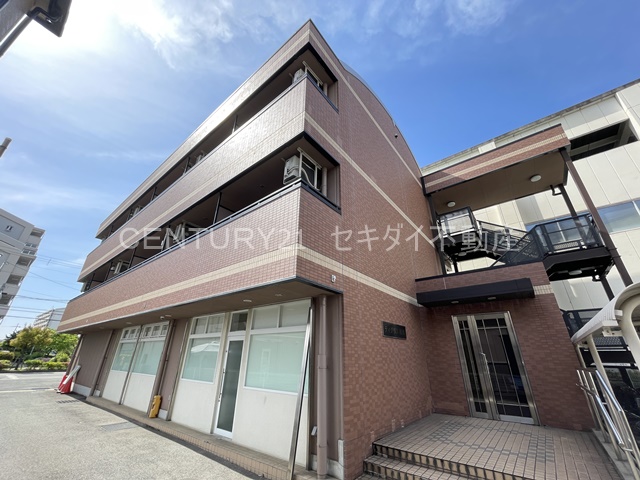 建物外観　■最寄り駅まで徒歩10分以内の立地