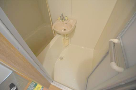 バス・シャワールーム　バスルームはトイレと別々で、広々としていますよ。