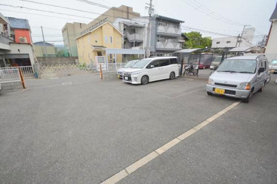 駐車場　駐車のしやすい広めの駐車場です。