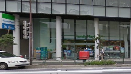 コンビニ　ファミリーマート 南麻布三丁目店（コンビニ）まで358m