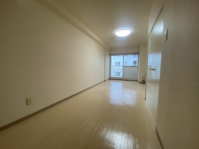 居室・リビング　木目のフローリングは落ち着きのある印象のお部屋になりますね。