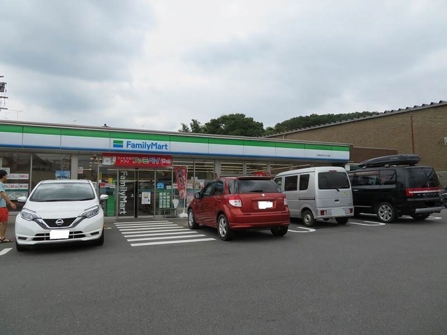 コンビニ　ファミリーマート（コンビニ）まで400m