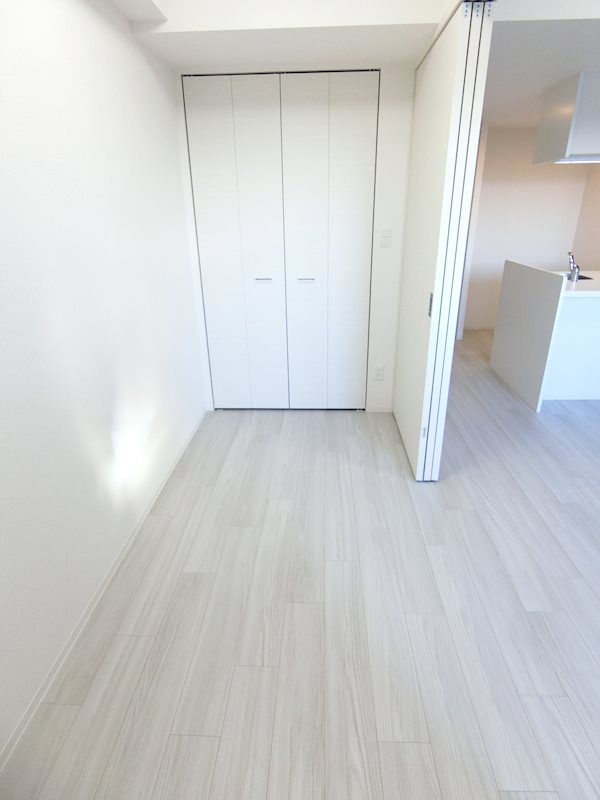 その他部屋・スペース　グレー色のアクセントクロス、落ち着いた居室です。